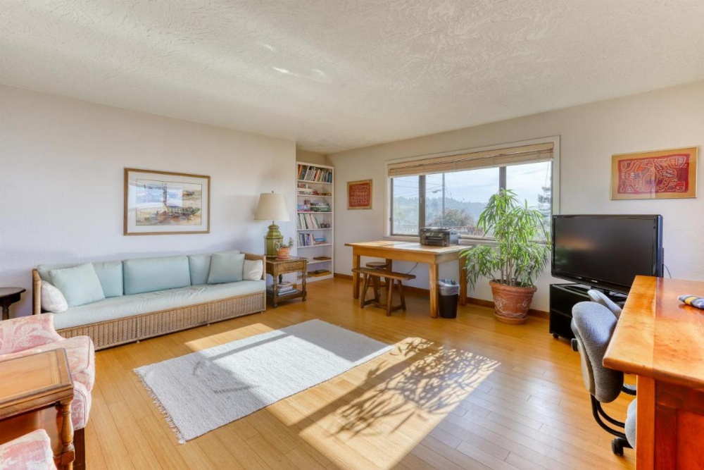 Humboldt Bay Retreat Image 11